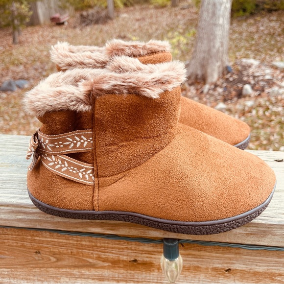 Isotoner Women's Microsuede Mallory Bootie with Bow Slippers - Picture 3 of 8